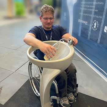 IONDESIGN Trinkwasserbrunnen Rollstuhlfahrer